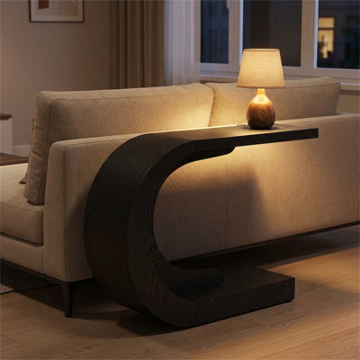 Cette table basse en forme de C au design unique peut servir de table d'appoint, de présentoir, de table d'appoint ou de bureau de réception.