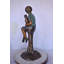 Statue en bronze d'un garçon assis sur une bûche avec son chiot - Taille: L 15 po x l 15 po x H 35 po.