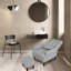 Chaise de salon grise avec fauteuil inclinable et coussins confortables en tissu doux
