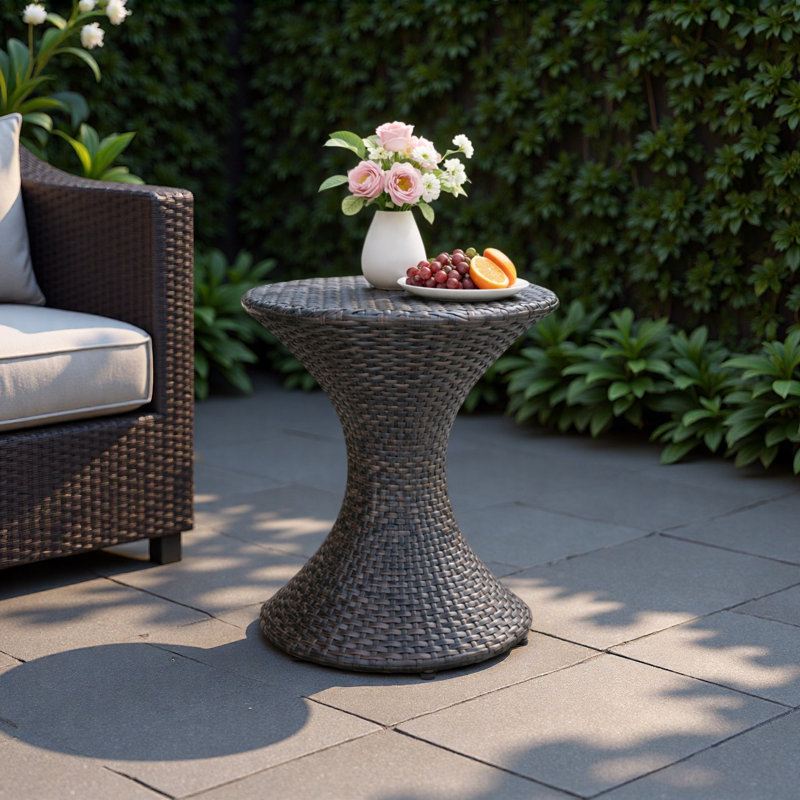 Table d'appoint d'extérieur en osier brun de 16 pouces Hourgla