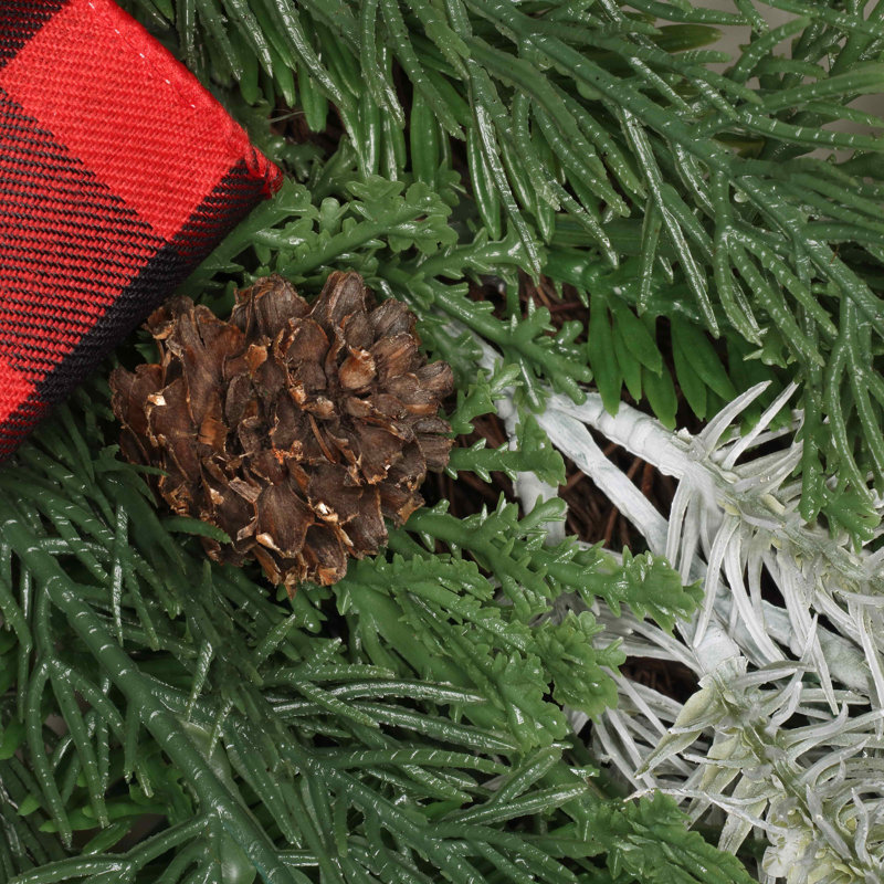 Couronne de Noël en pin et à nœuds 22 po The Holiday Aisle®