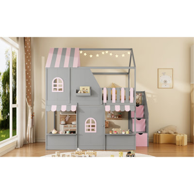 Lit superposé double au dessus d'un lit double avec escalier et tablettes de rangement, structure de lit superposé en bois pour enfants avec conception de maisonnette, toit et porte, marches de rangement et tablettes ouvertes, gris et rose