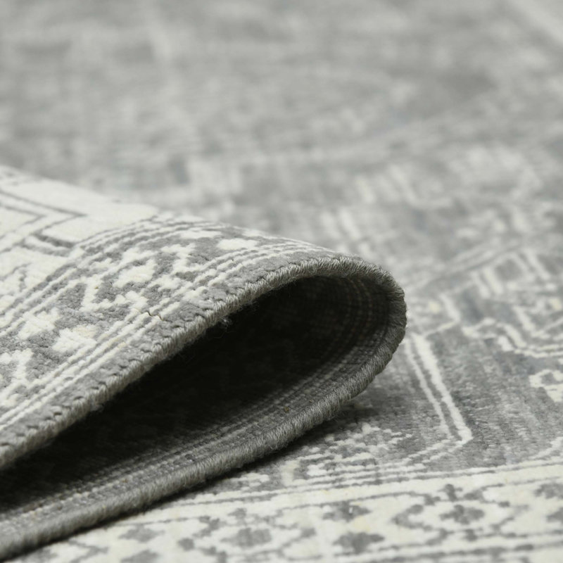 Nuit Arabe Wool Geometric Area Rug in Silver, Rectangle 2' x 3'