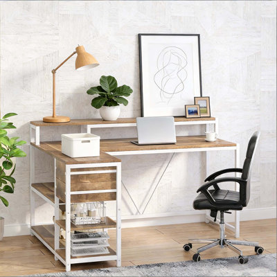 Bureau en L avec rangement spacieux et support pour écran surélevé, parfait pour les bureaux à domicile peu encombrants