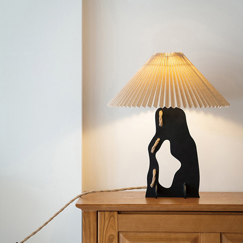Petite lampe de table moderne en métal noir avec abat-jour en lin pour le salon de la chambre à coucher, ampoule incluse