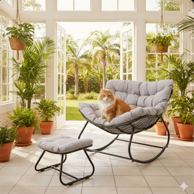 Fauteuil à bascule gris clair avec repose-pieds, fauteuil en osier résistant aux intempéries et coussins