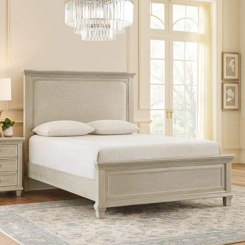 Grand lit Avy avec tête de lit rembourrée en pin gris brumeux