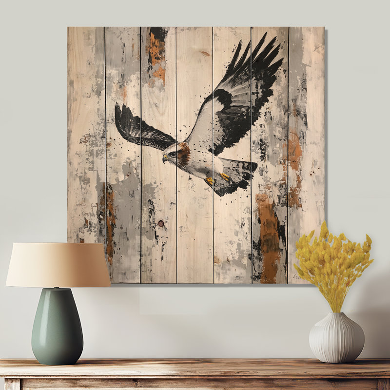 Hawk Soaring Over The Mountains III - Impression sur bois gris moderne sur bois de pin naturel, H 25 po x l 25 po