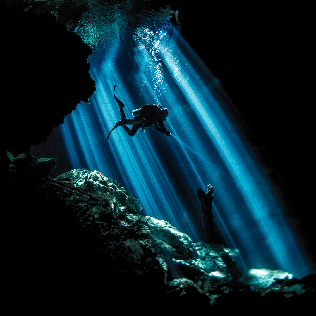 Rays Of Light Uderwater von EXTREME-PHOTOGRAPHER - Druck