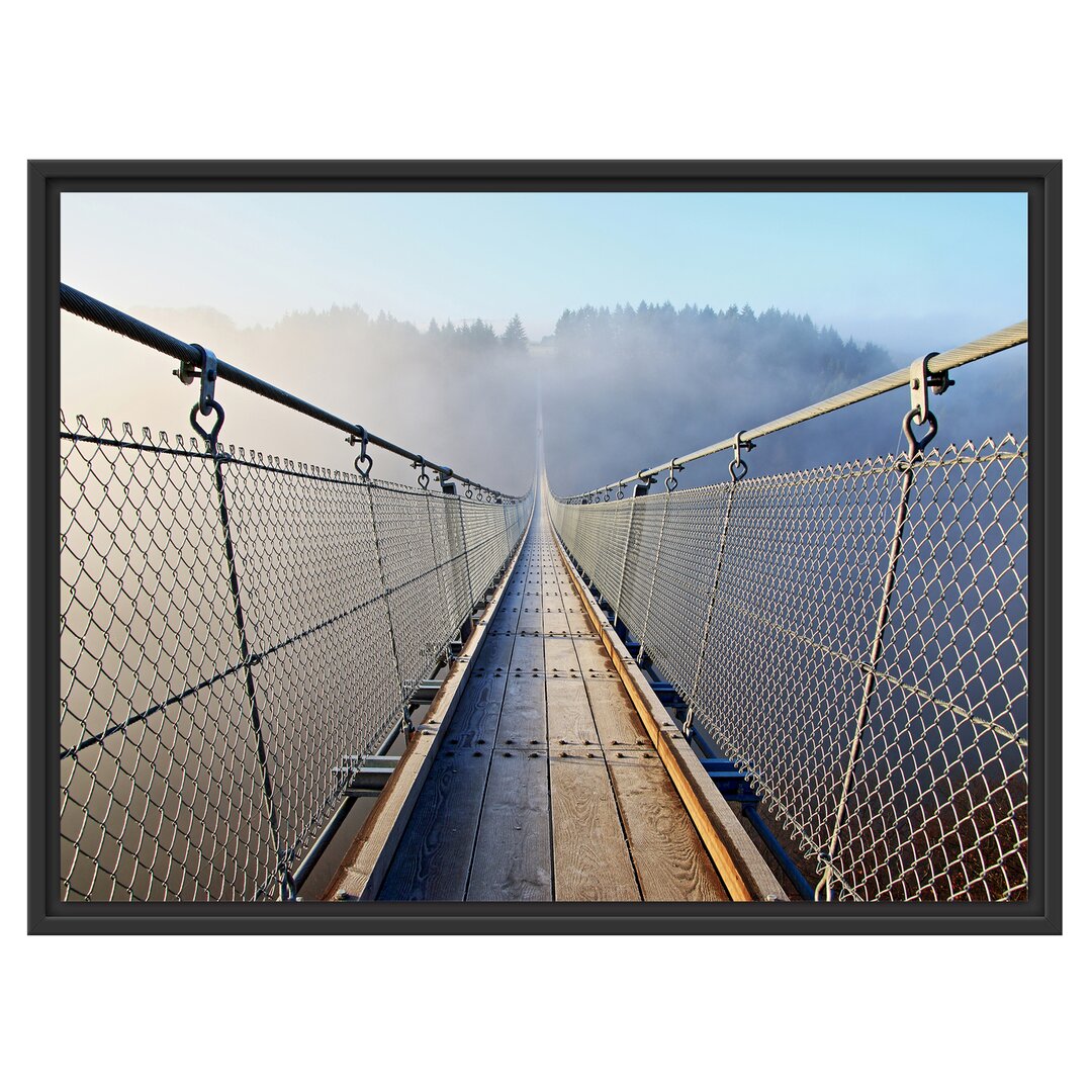 Hängende Seilbrücke im Nebel Gerahmter Kunstdruck