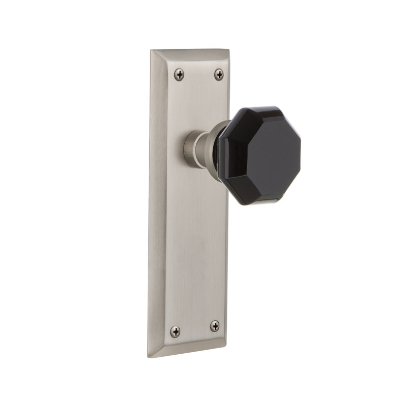 Plaque New York avec bouton de porte Waldorf noir, 2 3/4 po, Nickel satiné
