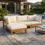 Ensemble modulaire d'extérieur modulaire en bois d'acacia avec coussins épais pour un salon de patio flexible et un confort durable.