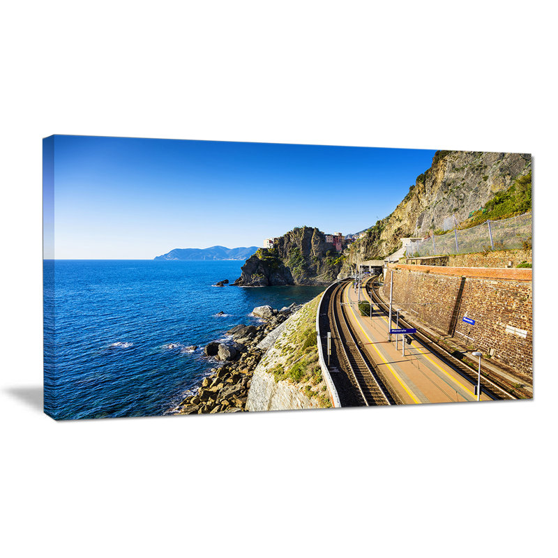 Train and Railroad Station in Manarola, reproduction de photo sur toile tendue, H 28 x l 60 po x P 1 po