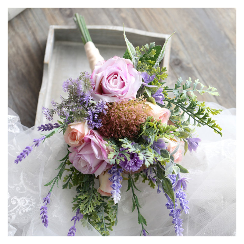 Agencement de fleurs en mélange de vert et de la pièce maîtresse, H 9,8 po x l 9,1 po x p 9,1 po, Mauve