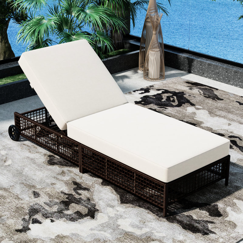 Chaise longue d'extérieur Ferncliff avec 5, coussin de chaise et roulettes pour le jardin, la piscine, la chaise de jardin brun et beige, la cour portable, le jardin