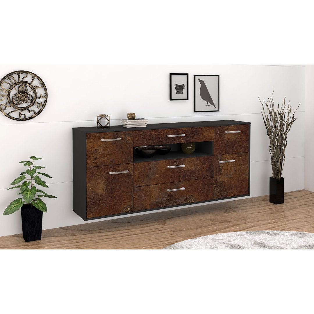 Das Sideboard Barri hat Metallgriffe und die Maße 180 cm x 79 cm x 35 cm.