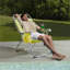 Chaise de plage jaune pâle avec structure en aluminium, revêtement en polyester 600D et dossier réglable sur cinq positions