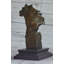 Sculpture en bronze sur fond de marbre