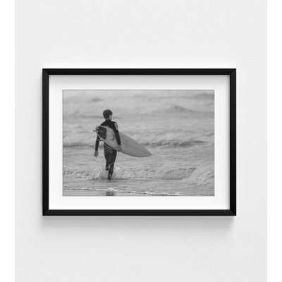«Surfer in the Waves» - reproduction de photographie côtière en noir et blanc