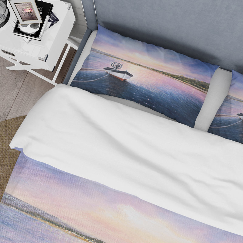Bateau de pêche par le rivage pendant le coucher du soleil vibrant - ensemble de housse de couette Lake House - microfibre de polyester