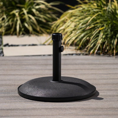 Le porte-parapluie en béton 33 lb avec finition noire convient aux parapluies de 5 pieds et 18,16 po x 18,16 po x 13,52 po. X P 13,52 po