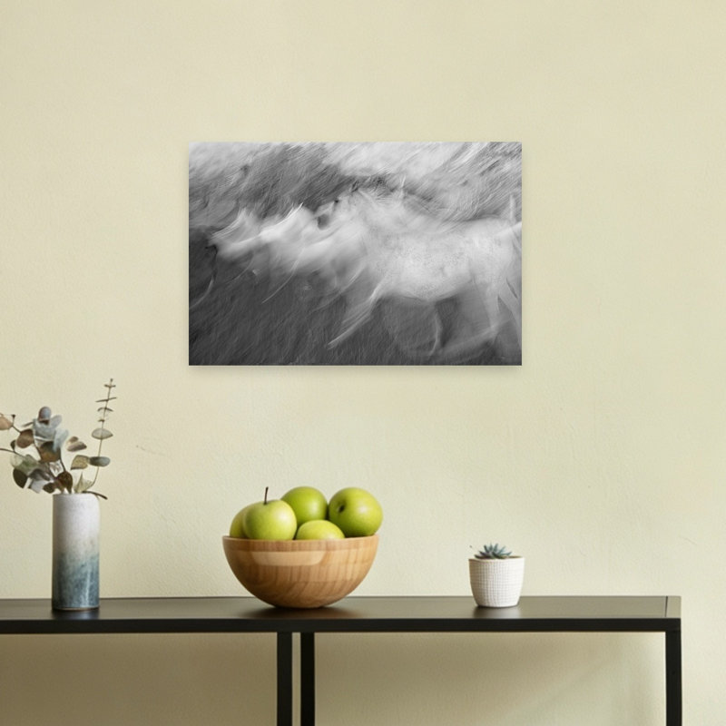 Cheval blanc dynamique et éthéré, impression d'art mural contemporain représentant un cheval et la nature, 12" H x 18" W