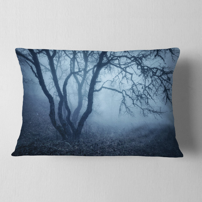 Arbre dans une forêt sombre brumeuse - coussin à imprimé paysage