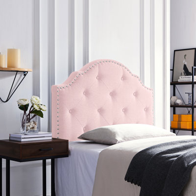Tête de lit simple en rosé avec coutures en losange et garniture cloutée fine présentant une couture captivante élégante