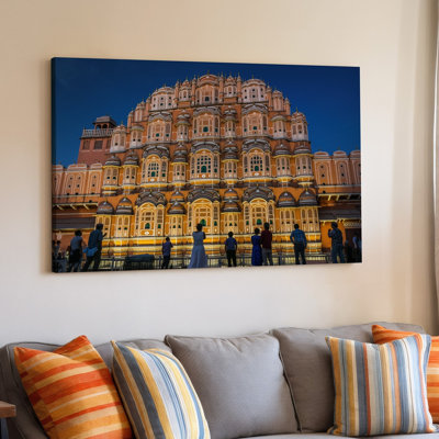 Toile, une superbe scène nocturne du Hawa Mahal à Jaipur, art mural Inde illuminé par un doux éclairage doré qui met en valeur son art mural sur toile