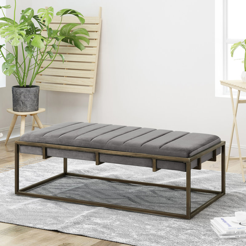 Velours gris avec détails plissés et structure en métal, structure profonde de 25 po pour un confort de salon