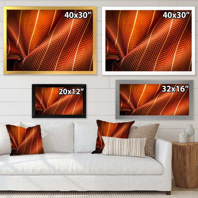 Tissu rouge rubis avec ligne dorée II - photographie sur toile, H 24 po x l 32 po x P 1 po, Cadre photo blanc
