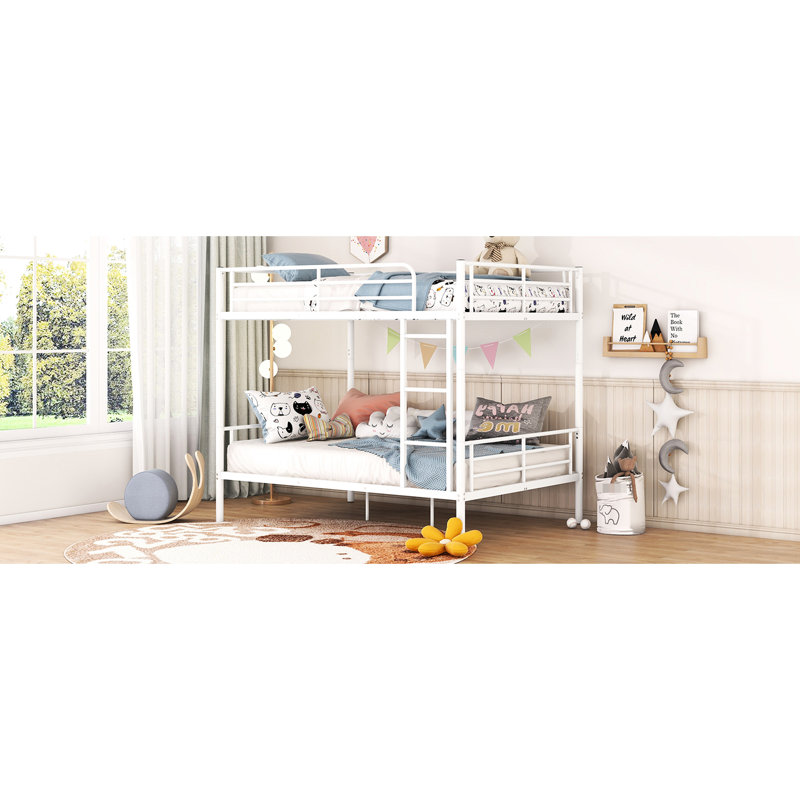 Lit superposé au-dessus d'un lit double blanc - conception moderne, structure en fer, peu encombrant, construction contemporaine, support robuste, sécuritaire pour tous les utilisateurs
