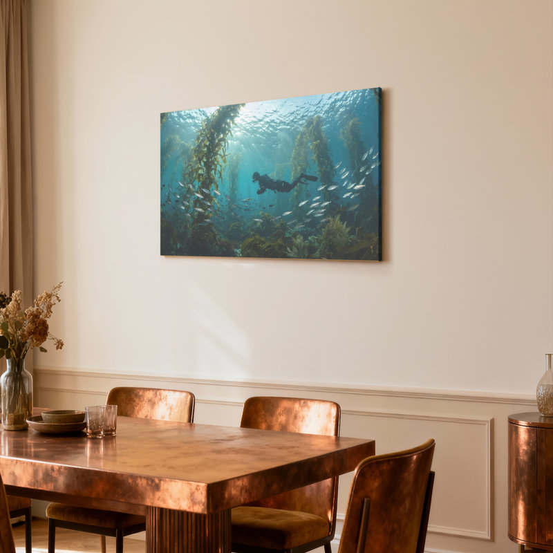 Ensemble de 1 tableau sur toile tendue représentant un plongeur et des poissons dans une forêt de varech sous-marine