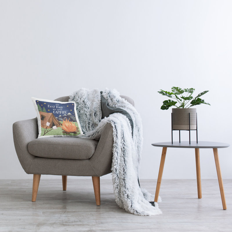 «Mountainside Camping Landscape Roast Marshmallows Scene», coussin décoratif imprimé par ND Art