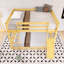 Lit superposé simple au-dessus d'un lit simple avec rampe d'escalade et échelle en bois-629826235