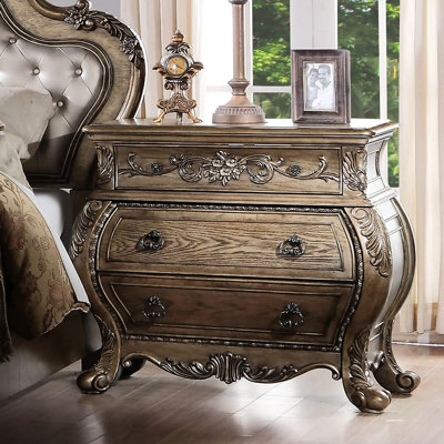 Table de chevet 3 tiroirs Traditional en chêne brun avec glissières latérales en métal et poignées antiques