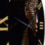 Portrait d'une magnifique horloge murale en métal-93393293