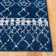 Tapis bleu marine à motif géométrique Cobos
