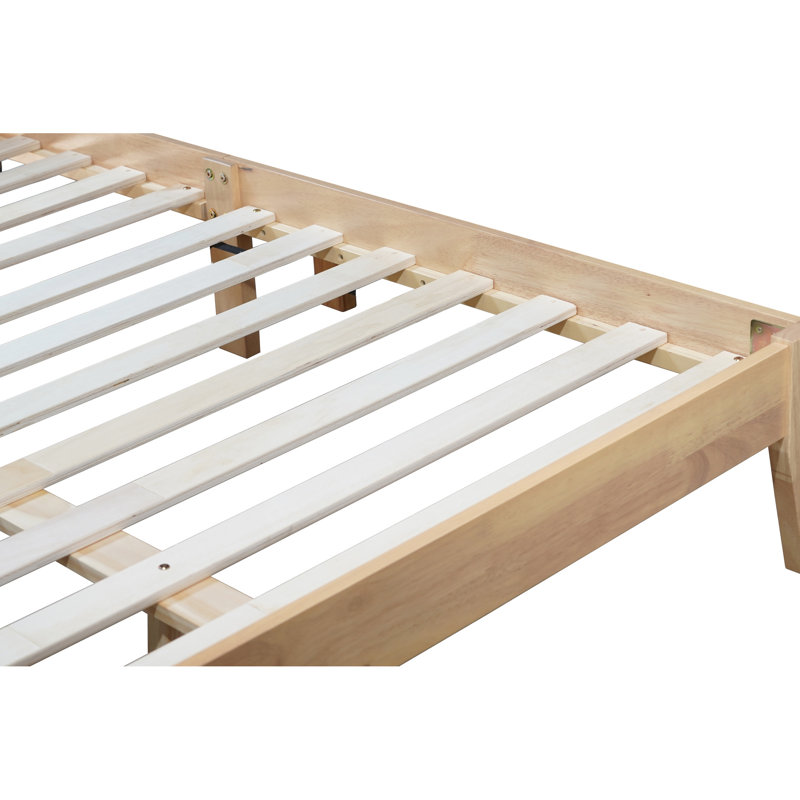 Grand lit de couleur naturelle avec tête de lit délicate et structure stable en bois massif au design élégant et polyvalent