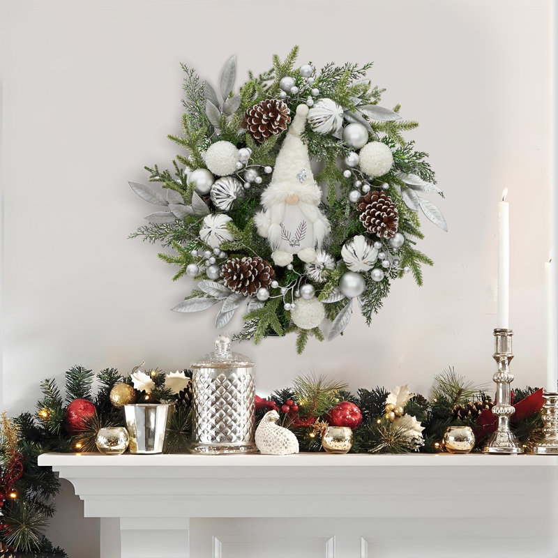 Couronne de Noël artificielle pré-éclairée de 22 pouces avec ornements et gnomes argentés et blancs, décoration de vacances d'hiver à piles