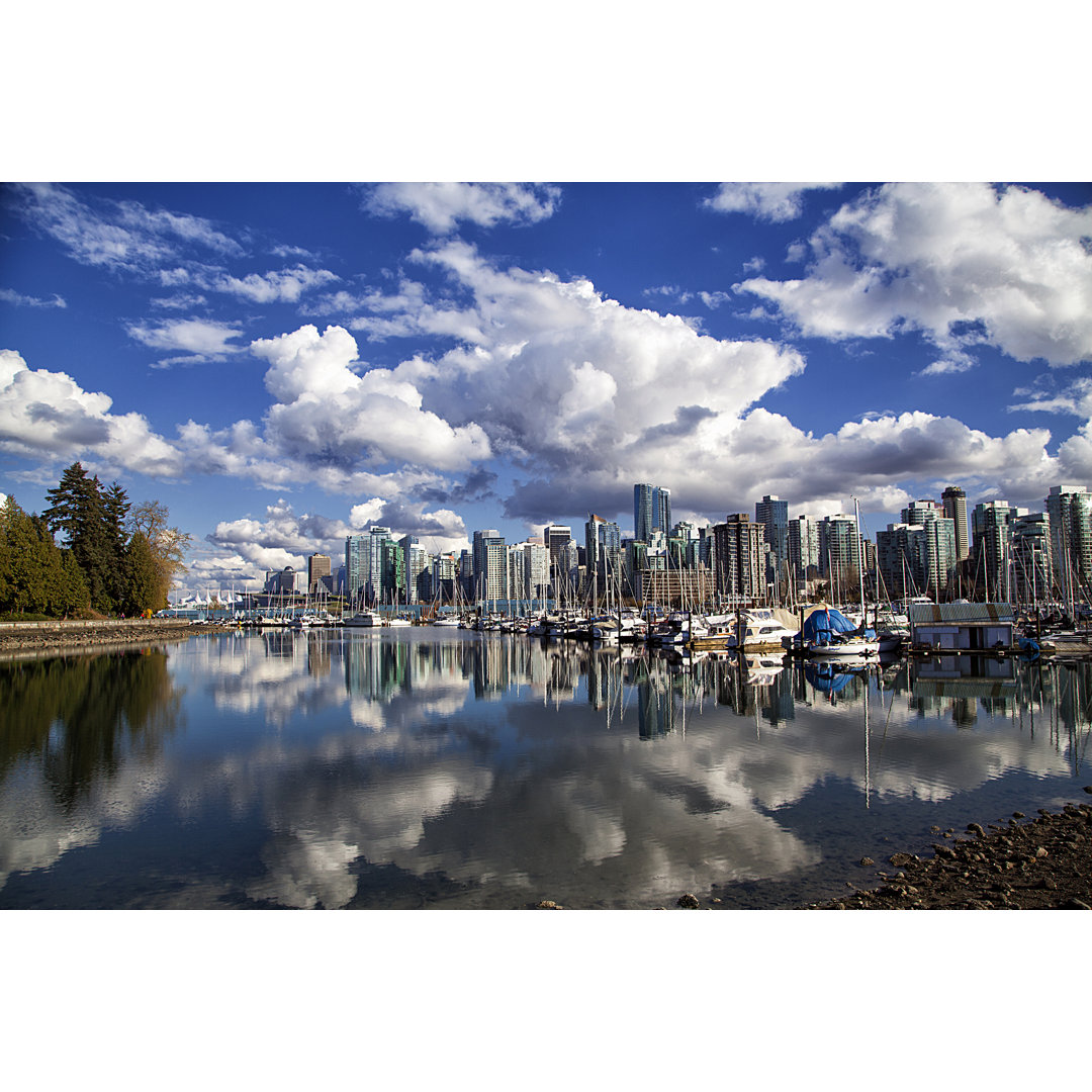 Vancouver Skyline Reflexion, Kanada von LeonU - Kunstdrucke auf Leinwand ohne Rahmen