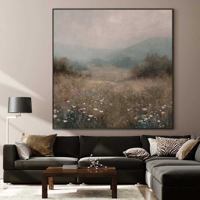 Impression sur toile extra large - Misty Wildflower Valley, paysage de campagne pastel douce pour des intérieurs rustiques et sereins, décoration pour le salon ou la chambre à coucher