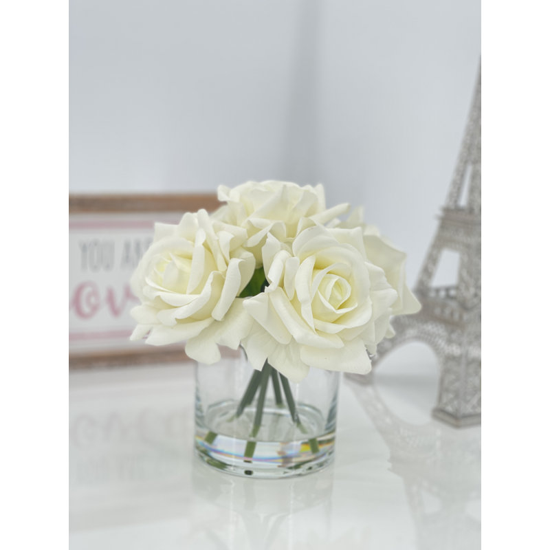 Arrangement de vraies roses dans un vase, Blanc