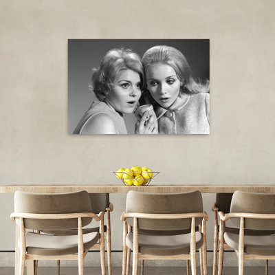 "1950S", deux femmes, écoutant sur une conversation téléphonique