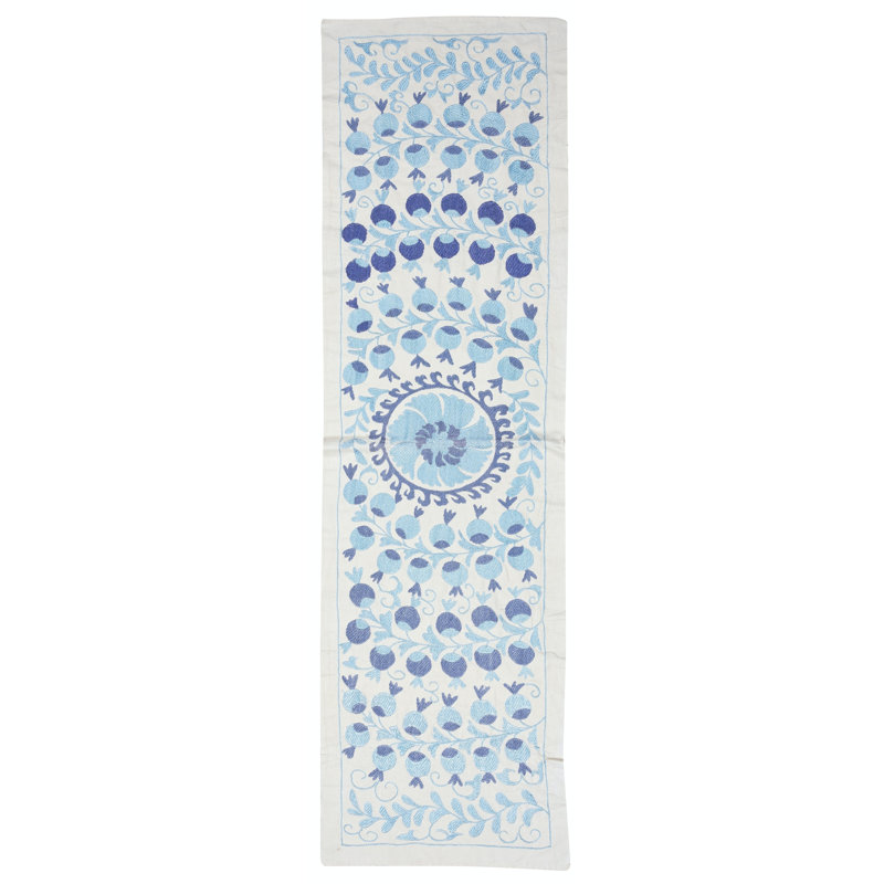 Chemin de table brodé 20 po x 71 po. Suspension murale en coton bleu clair. Décoration murale moderne