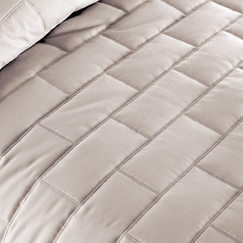 Vilano Bright White Full Microfiber Quilt Set