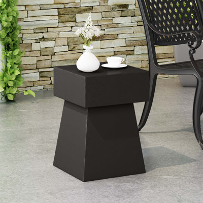 Table d'appoint moderne en béton léger avec piédestal, parfaite pour les intérieurs contemporains et facile à installer.