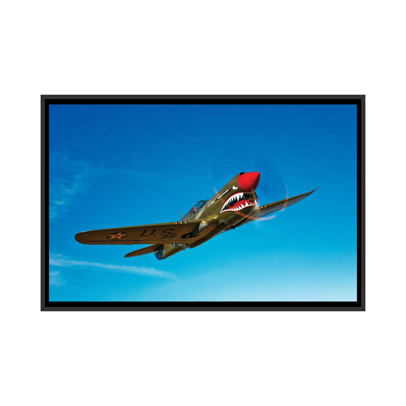 «A P-40E Warhawk», reproduction de photo sur toile, H 18 po x l 26 po x P 1,5 po, Toile avec cadre noir, Pas de tapis