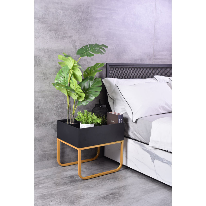 Hommes 50cm W Iron Bedside Table, Gold