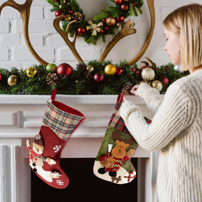 Ensemble de 6 bas de Noël 18 pouces avec 6 pièces de porte-bas de Noël en alliage de zinc Supports de cheminée réglables pour fournitures de manteau de fête de famille (style écossais de Noël Buffalo)